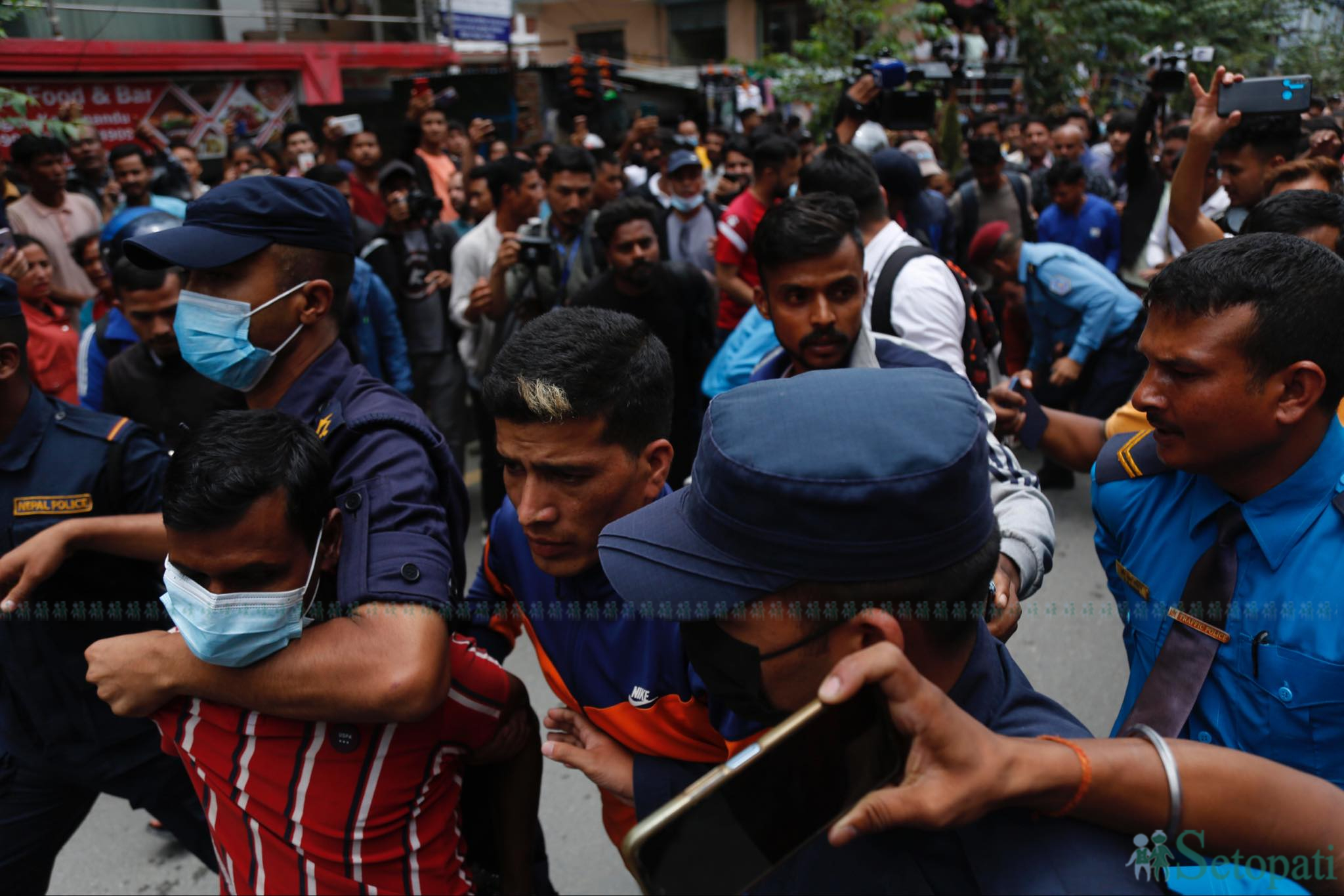 सिनामंगलमा शंकास्पद वस्तु राखेको आरोपमा पक्राउ गर्दै प्रहरी। तस्बिर: नवीनबाबु गुरूङ/सेतोपाटी